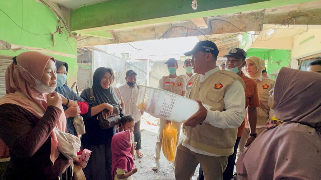 PEDULI: BHS saat mengunjungi dan bertemu dengan para pedagang Pasar Wadungasri Sidoarjo. (ISTIMEWA)