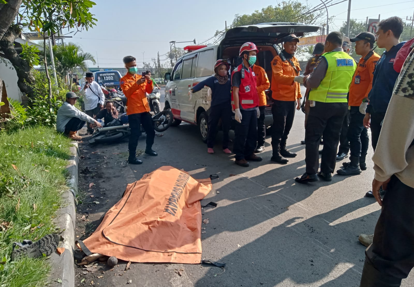 NAHAS: Petugas mengevakuasi jenazah Mohamad Ashari di Tambak Osowilangun, Kamis (22/6).