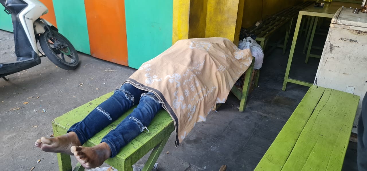 EVAKUASI: Petugas mengevakuasi jenazah Selda Noviasari.
