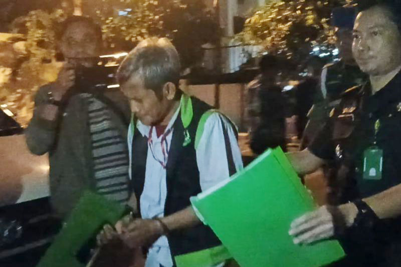 Tersangka berinisial IN digiring menuju ruang tahanan usai ditetapkan sebagai tersangka dugaan tindak pidana korupsi proyek perumahan prajurit fiktif di Kejati Jatim, Surabaya, Kamis (22/6).