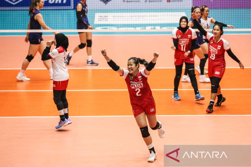 Spiker Timnas Indonesia Ratri Wulandari (2) meluapkan kegembiraan usai timnya mengalahkan Taiwan pada laga semifinal kejuaraan bola voli putri AVC Challenge Cup 2023 di GOR Tridharma Petrokimia Gresik