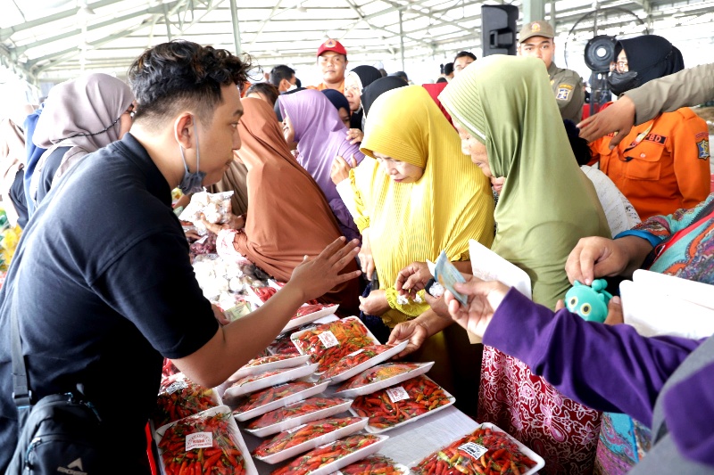 ANTUSIAS: Warga antre membeli sembako dengan harga murah di Pasar Induk Sidotopo, Surabaya, Senin (26/6). (SURYANTO/RADAR SURABAYA)