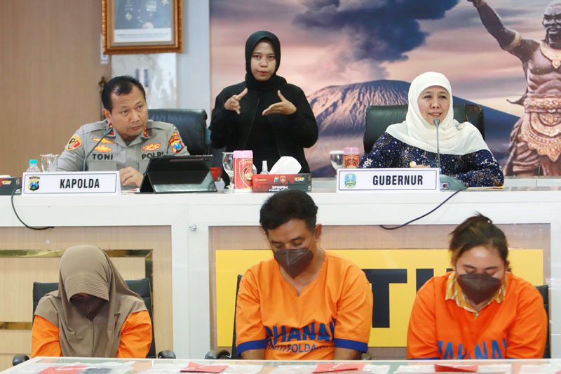 KOMPLOTAN THAILAND: Gubernur Khofifah bersama Kapolda Jatim Irjen Toni Harmanto menunjukkan tiga dari empat tersangka kasus TPPO di Polda Jatim. (ANDY SATRIA/RADAR SURABAYA)
