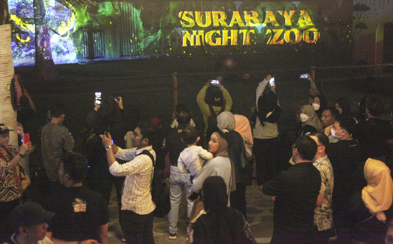 SUASANA BARU: Pengunjung menikmati pembukaan Surabaya Night Zoo (SNZ) di Kebun Binatang Surabaya, Minggu malam (25/6). (SURYANTO/RADAR SURABAYA)