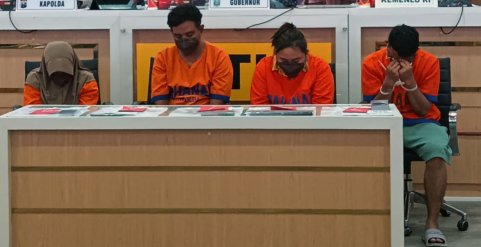 KOMPAK: Empat tersangka kasus perdagangan orang diamankan di Polda Jatim.  (ANDY SATRIA/RADAR SURABAYA)