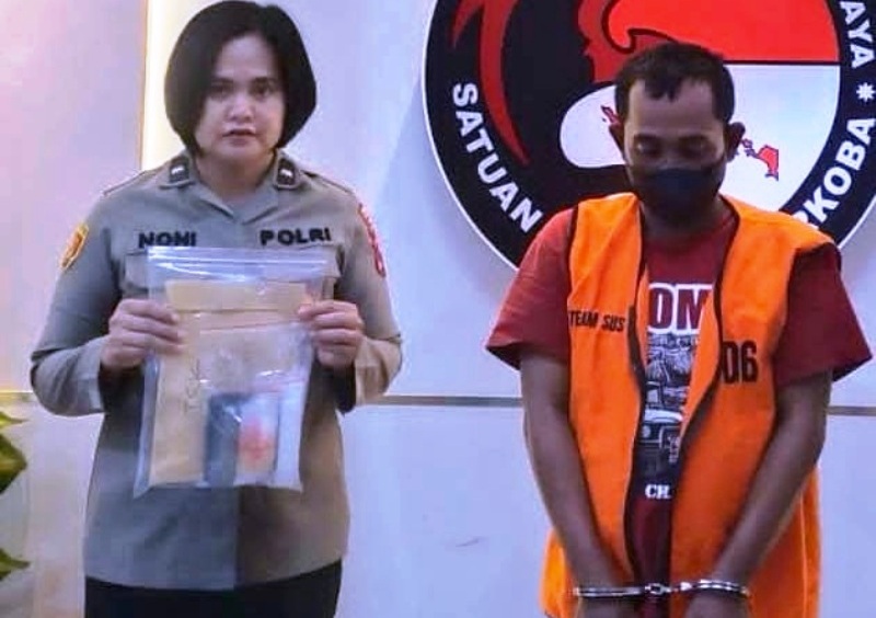 LICIN: Tersangka NSB diamankan di Polrestabes Surabaya. (ISTIMEWA)