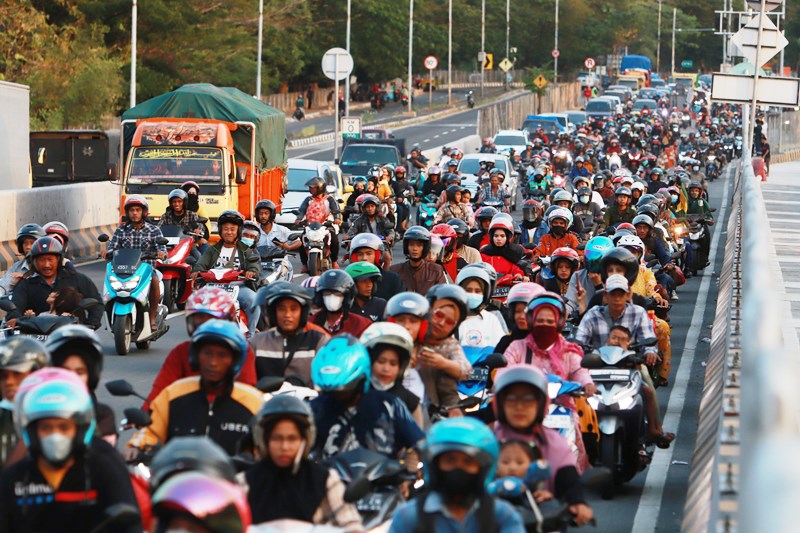 TORON MASSAL: Ribuan warga menyeberangi Pulau Madura dengan mengendarai motor melewati Jembatan Suramadu  untuk merayakan Idul Adha 1444 Hijriah, Rabu (28/6). (ANDY SATRIA/RADAR SURABAYA)