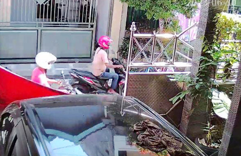 TERCIDUK : Dua pelaku terekam CCTV saat mencuri motor milik Faisal yang dijoknya berisi ari-ari bayi. (ISTIMEWA)