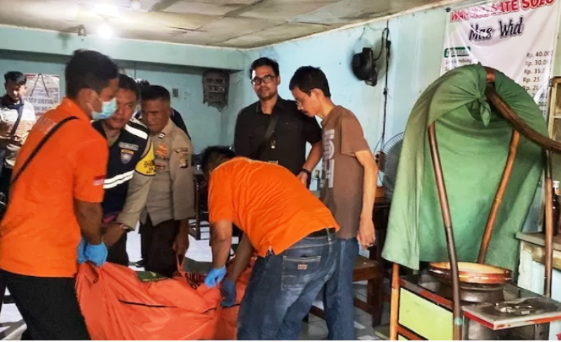 EVAKUASI: Jenazah Widodo Cahya Putra, pemilik Warung Sate Solo Mas Wid, saat dievakuasi polisi. Ia ditemukan tewas penuh luka tusukan di kamarnya. (ISTIMEWA/JAWAPOS.COM)