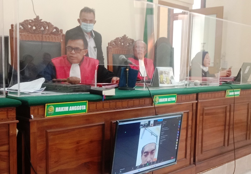 APES: Sugeng Danumoyo diadili secara daring di PN Surabaya. (FAJAR/RADAR SURABAYA)