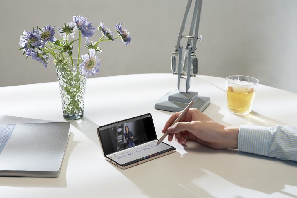 Galaxy Z series mendukung pengguna tetap produktif di mana pun dan kapan pun dengan fitur dan performa yang unggul. (ISTIMEWA)