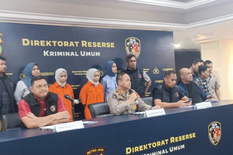 Dirreskrimum Polda Metro Jaya Kombes Pol Hengki Haryadi (kiri) bersama Kabid Humas Polda Metro Kombes Pol Trunoyudo Wisnu Andiko (tengah) saat konferensi pers di Polda Metro Jaya. (ANTARA)
