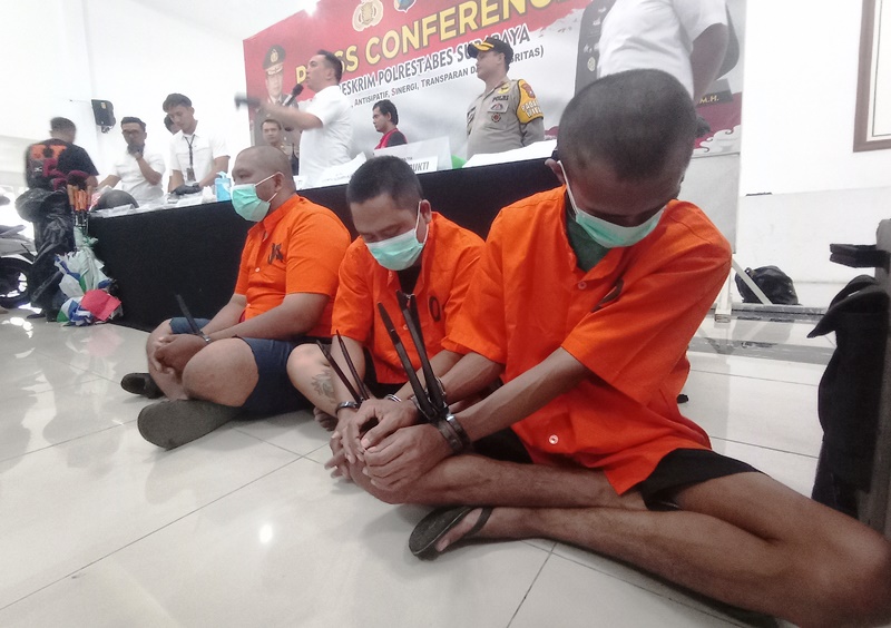 KOMPAK: Tersangka Novrintho Alexander Adang, SR, dan Totok Santoso diamankan di Polrestabes Surabaya. (SURYANTO/RADAR SURABAYA)