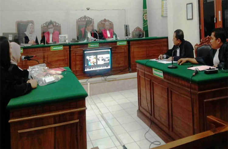 CARI BUKTI: Terdakwa Alfian Dwi Nur Cahyo Putra dan Ismail disidangkan secara daring di PN Surabaya.(FAJAR/RADAR SURABAYA)