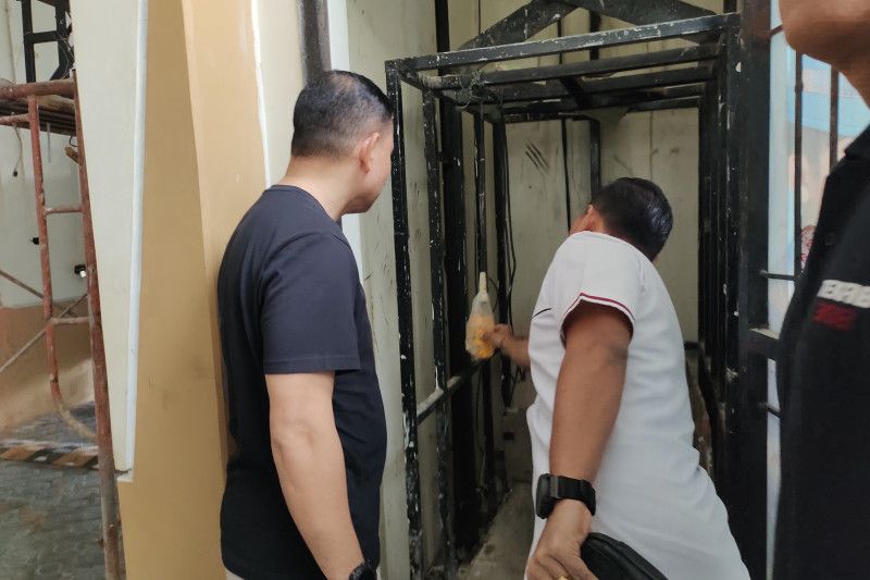 Dirkrimum Polda Lampung Kombes Pol Reynold Hutagalung (kiri) sedang meninjau tempat kejadian perkara kecelakaan lift di Sekolah Az-Zahra, Bandarlampung, Kamis (6/7/2023). (ANTARA/Dian Hadiyatna)