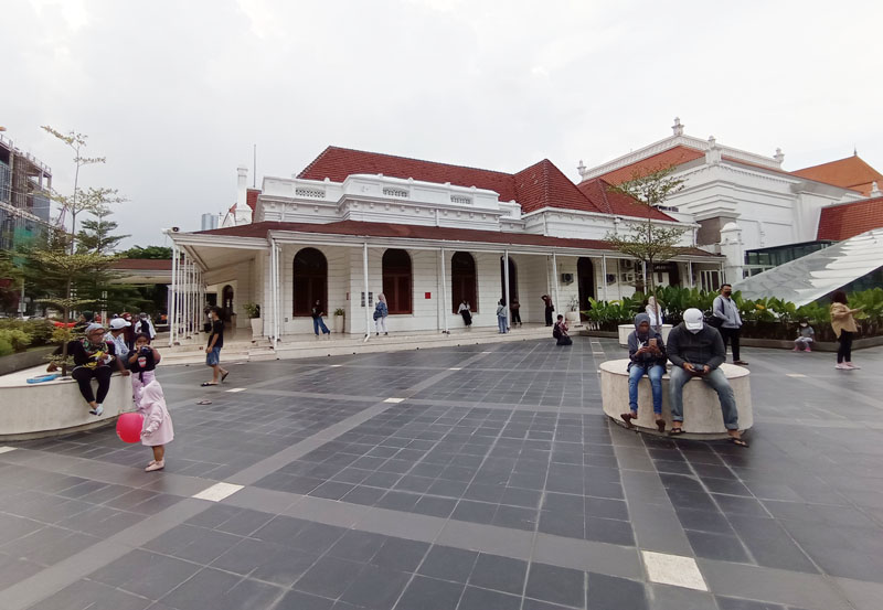 HERITAGE: Pengunjung berada di kawasan Balai Pemuda Surabaya di Jalan Yos Sudarso, Surabaya. (SURYANTO/RADAR SURABAYA)