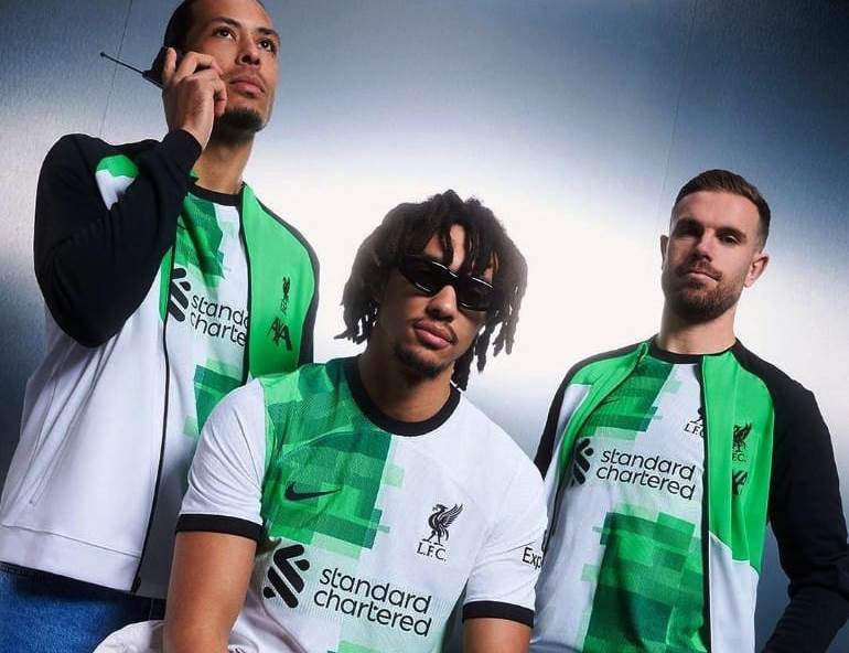 Tiga penggawa Liverpool dari kiri; Virgil Van Dijk, Trent Alexander Arnold dan Jordan Henderson. (lvp)