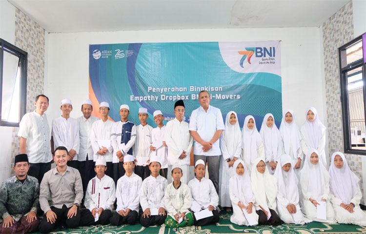 Regional CEO 06 BNI Roy Wahyu Maulana saat berfoto bersama Yayasan Nurur Rohman. (ISTIMEWA)