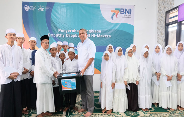 Regional CEO 06 BNI Roy Wahyu Maulana saat menyerahkan  empathy drop box dari Hi-Movers kepada Yayasan Nurur Rohman. (ISTIMEWA)