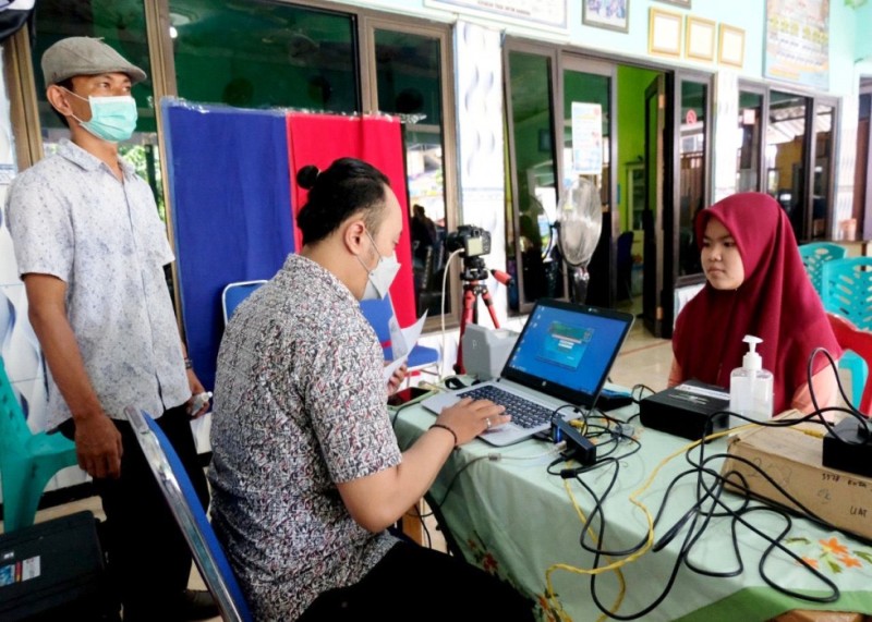 JEMPUT BOLA: Petugas melakukan perekaman KTP elektronik sebagai upaya mendukung pelaksanaan Pemilu 2024. (ISTIMEWA/ DISDUKCAPIL SURABAYA)
