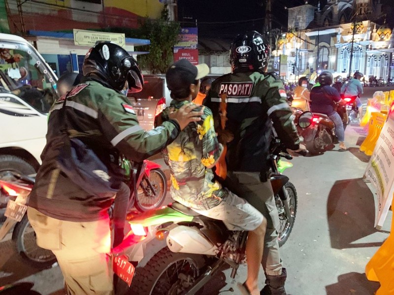 DIAMANKAN: Petugas Satpol PP Surabaya saat melakukan razia pengemis dan gelandangan di Surabaya. (DINKOMINFO SURABAYA)