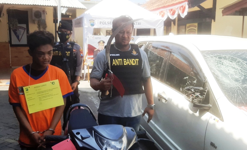KAWAKAN: Tersangka M Yunus diamankan di Mapolsek Lakarsantri, Surabaya.( MAHRUS/RADAR SURABAYA)