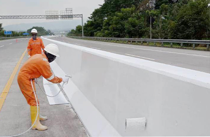 BIAR MULUS: Petugas melakukan betonisasi di Jalan Dupak Rukun atau Exit Tol Surabaya-Gresik. Pengerjaan betonisasi dilakukan hingga pertengahan Agustus. (ISTIMEWA)