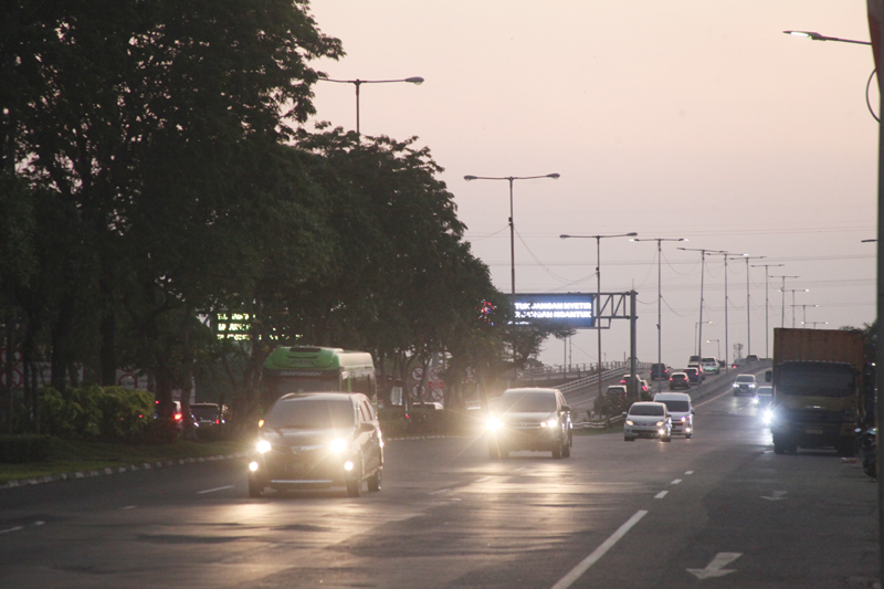 RAMAI: Sejumlah kendaraan melintas di Exit Tol Dupak di kawasan Dupak Rukun.