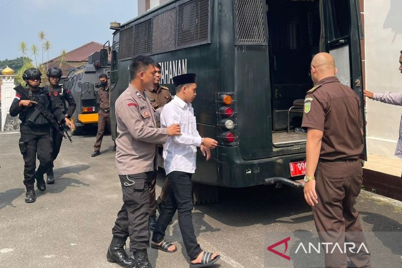 Polisi membawa terdakwa Alwi Husen Maolana (kemeja putih) ke dalam mobil tahanan usai sidang di PN Pandeglang, Kamis, (13/7/2023). (ANTARA/Lukman Fauzi)