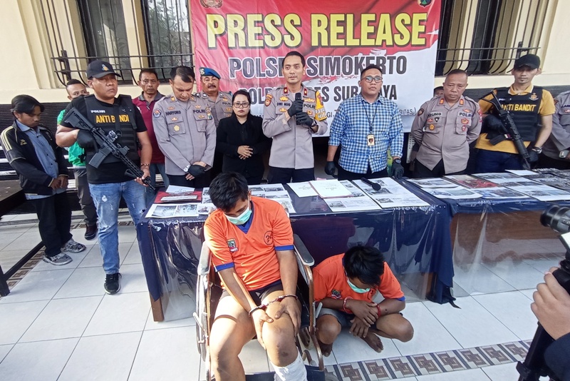 RESIDIVIS: Polisi menunjukkan barang bukti dan tersangka kasus curanmor yang berhasil diamankan di Mapolsek Simokerto Surabaya, Kamis (13/7). (SURYANTO)