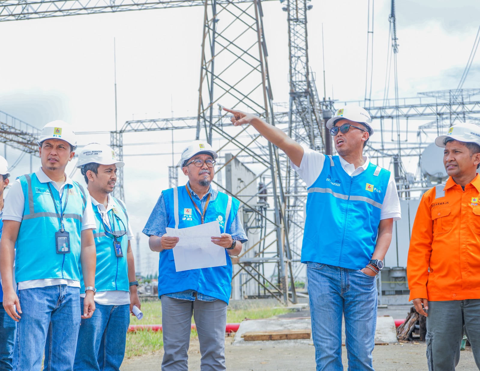 KESIAPAN: Direktur Transmisi dan Perencanaan Sistem PLN, Evy Haryadi didampingi GM PLN UIT JBM, Didik Fauzi Dakhlan dan GM PLN UIP JBTB, Anang Yahmadi meninjau kesiapan GITET Krian. (ISTIMEWA)