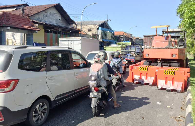 PADAT: Arus lalu lintas di Jalan Dupak Rukun, Surabaya, masih ramai. (ISTIMEWA)