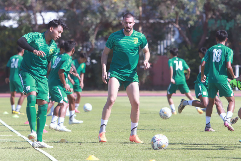 LATIHAN SIANG: Pemain Persebaya digembleng latihan mulai pukul 14.00 WIB, sebagai antisipasi skuad Green Force lebih banyak main sore hari. (ANDY SATRIA/RADAR SURABAYA)
