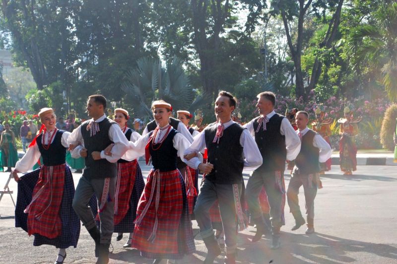 Salah satu peserta Surabaya Cross Culture International Folk Art Festival (SCCIFAF) memperagakan tari-tari dari negaranya di Kota Surabaya beberapa tahun lalu. (ANTARA/HO-Diskominfo Surabaya)