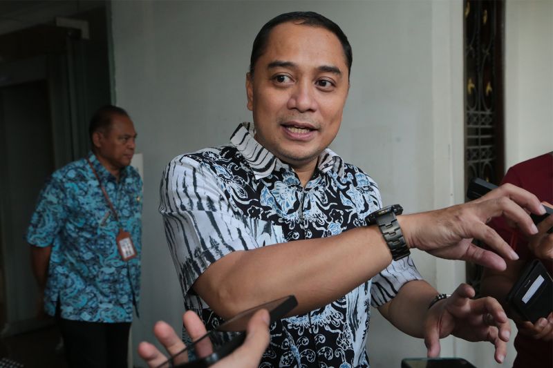 Wali Kota Surabaya Eri Cahyadi memastikan sesuai dengan komitmen pemerintah pusat, tidak akan ada PHK massal dalam kebijakan penghapusan tenaga honorer berdasarkan UU. (ANTARA/HO-Diskominfo Surabaya)