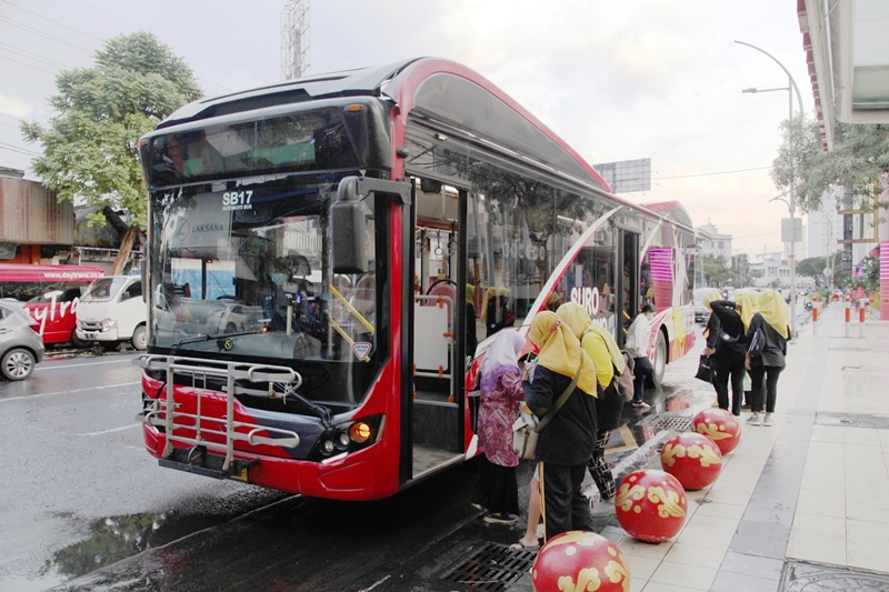 ANTUSIASI: Penumpang antusias menaiki Surabaya Bus di Jalan Embong Malang, Surabaya. (SURYANTO/RADAR SURABAYA)