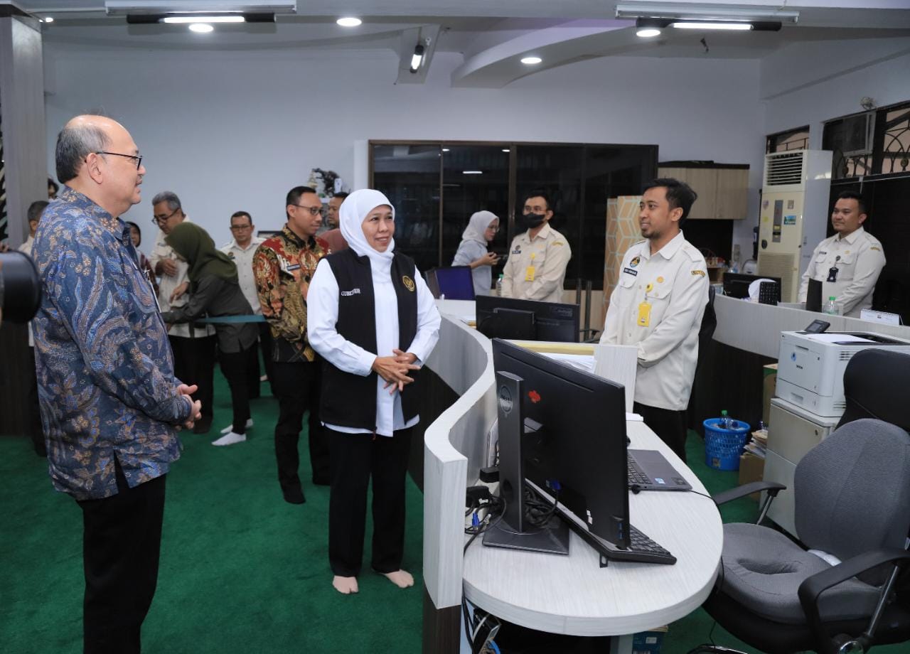 Gubernur Jawa Timur Khofifah Indar Parawansa saat meninjau Kantor Bapenda Jatim di kawasan Manyar Kertoarjo Surabaya, Kamis (13/7). (ISTIMEWA)