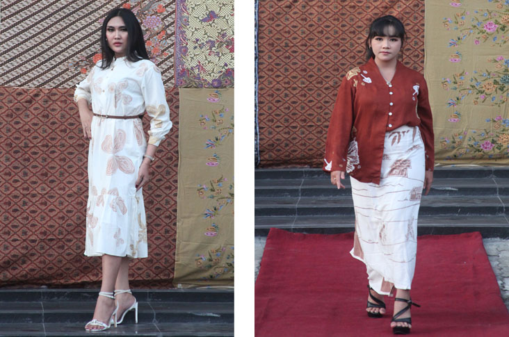 ELEGAN: Model memperagakan busana batik yang menggunakan pewarna alami di halaman salah satukampus swasta di kawasan Semolowaru, Jumat (14/7). (SURYANTO/RADAR SURABAYA)