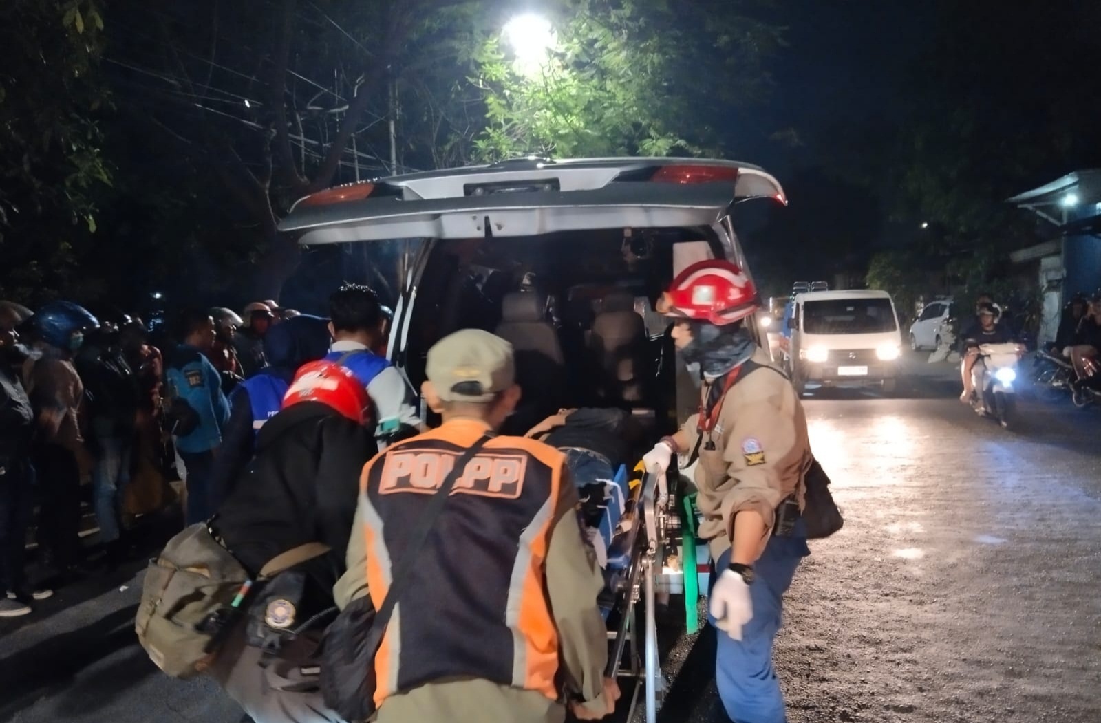 LUKA PARAH: Petugas memberikan pertolongan pertama pada pengendara motor di Jalan Jagir. (IST)