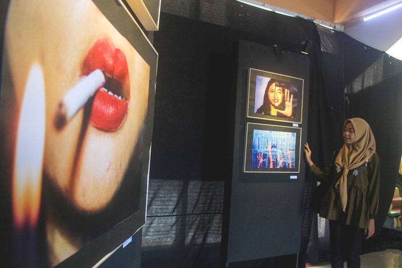 PAKAI ROLL FILM: Pengunjung mengamati karya fotografi analog yang dipamerkan dalam pameran fotografi AMPUH