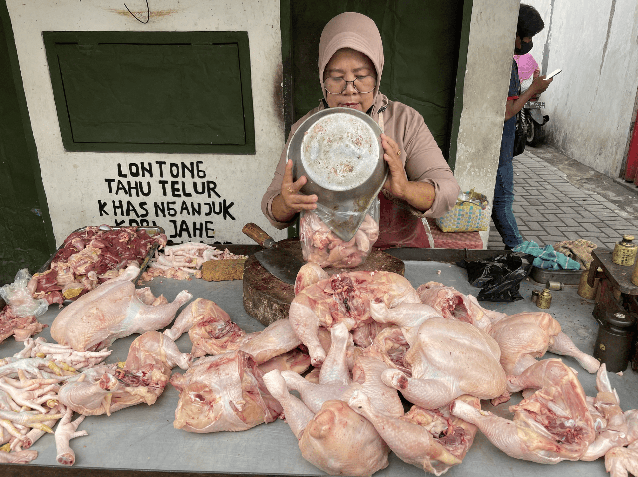 PENGARUHI DAYA BELI: Sudah dua bulan harga daging dan telur ayam mengalami lonjakan dan belum juga turun. (DOK RADAR SURABAYA)