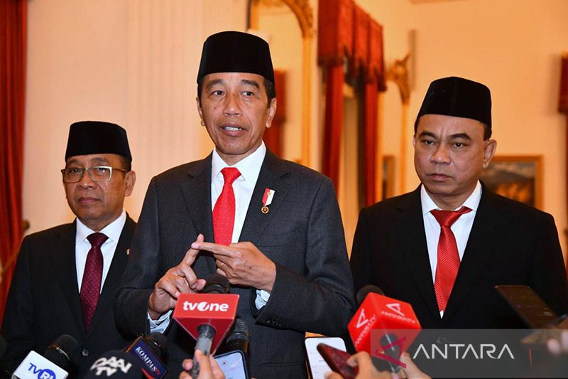Presiden Joko meminta agar Menkominfo, Budi Arie Setiadi, bisa langsung bekerja cepat untuk menyelesaikan proyek BTS. (ANTARA/HO-Biro Pers Setpres/Rusman/am)