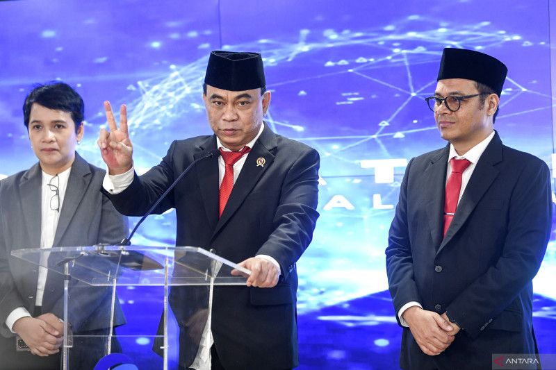 Menkominfo Budi Arie Setiadi memberikan preskon usai dilantik di Istana Negara Jakarta, Senin (17/7). (ANTARA/M Risyal Hidayat/foc/FR)