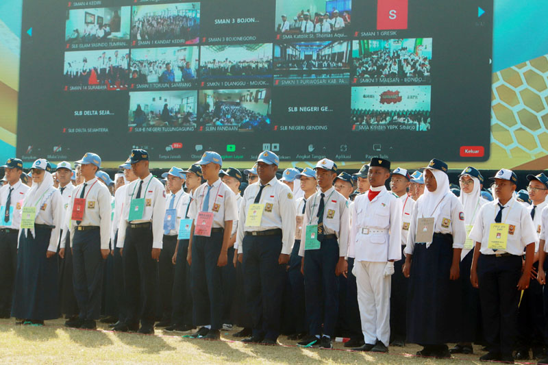 SEMANGAT BELAJAR: Ratusan siswa baru SMK Negeri 5 Surabaya mengikuti Masa Pengenalan Lingkungan Sekolah (MPLS). MPLS dilakukan serentak se-Jawa Timur secara daring. (ANDY SATRIA/RADAR SURABAYA)