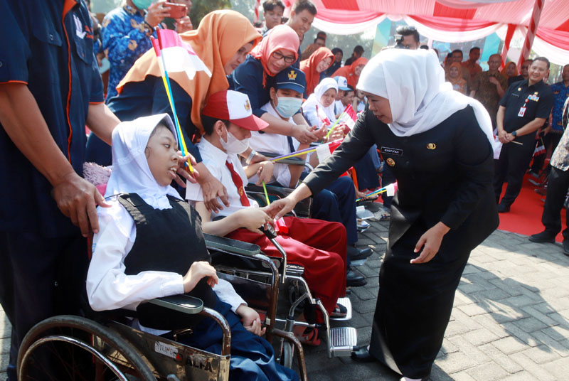 BUKA MPLS: Gubernur Jatim Khofifah Indar Parawansa menghadiri pembukaan MPLS di SMK Negeri 5 Surabaya, Senin (17/7). (ANDY SATRIA/RADAR SURABAYA)