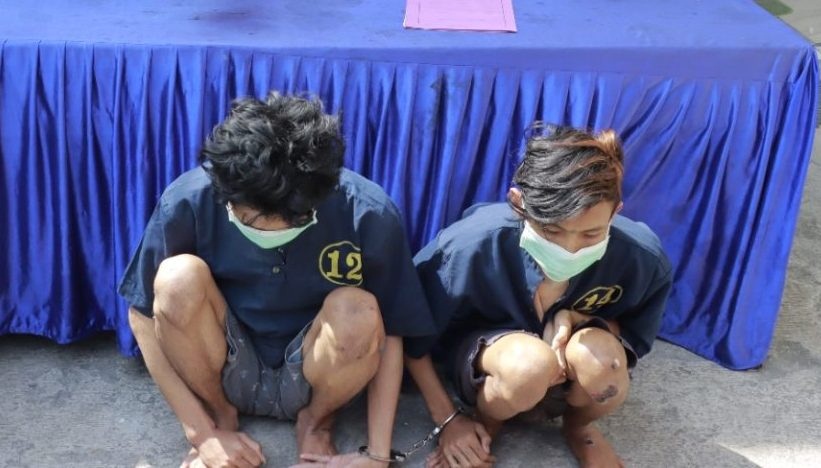KOMPAK: Tersangka FM dan DP diamankan di Polsek Kenjeran. (ISTIMEWA)