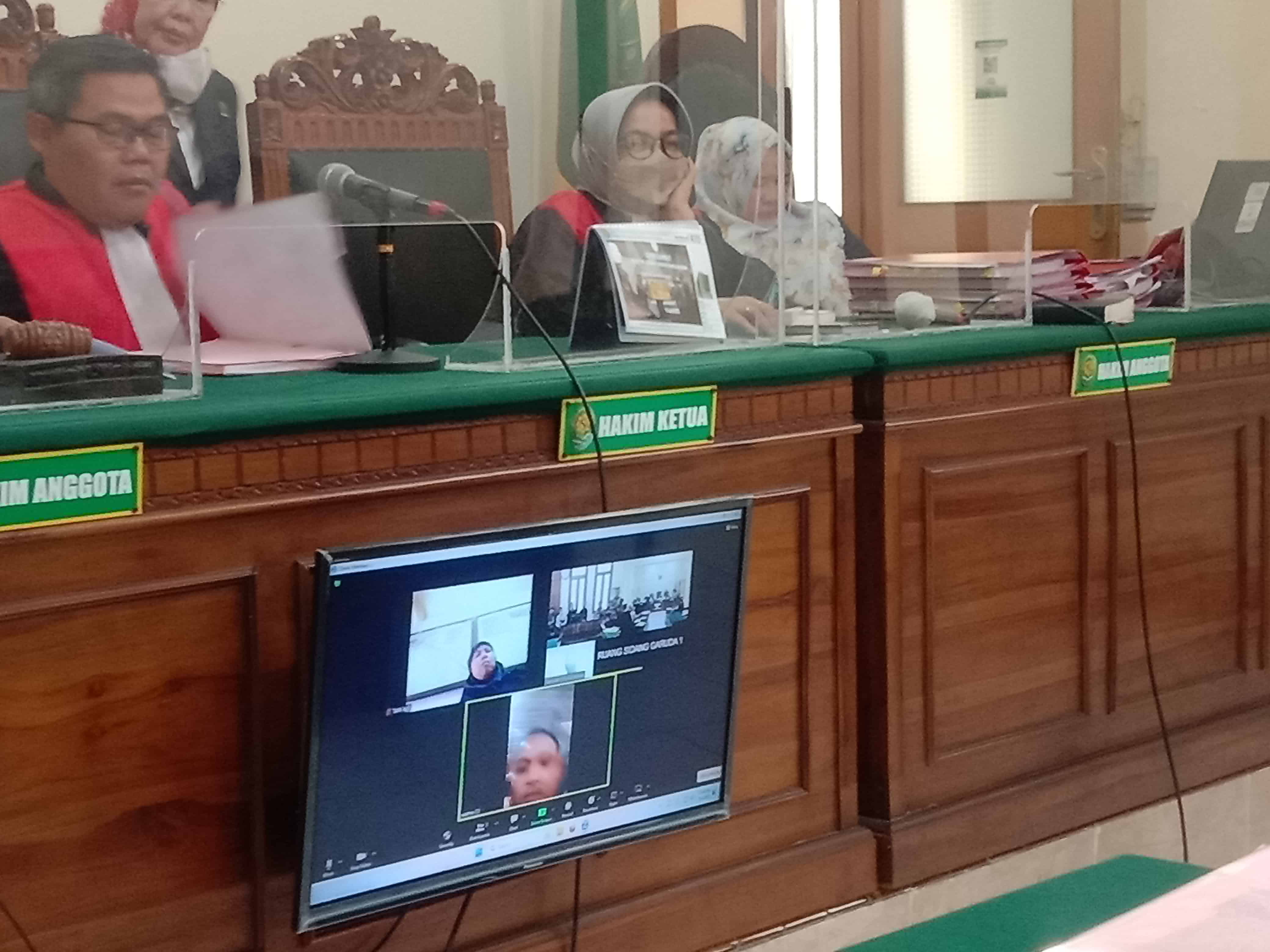 PASRAH: Bhiska Bagus Prakoso diadili secara daring. (FAJAR/RADAR SURABAYA)