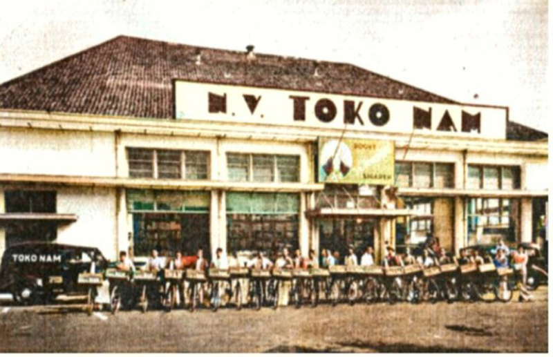 SUDAH MODERN: Para kurir Toko Nam berpose menggunakan sepeda di depan toko. (ISTIMEWA)