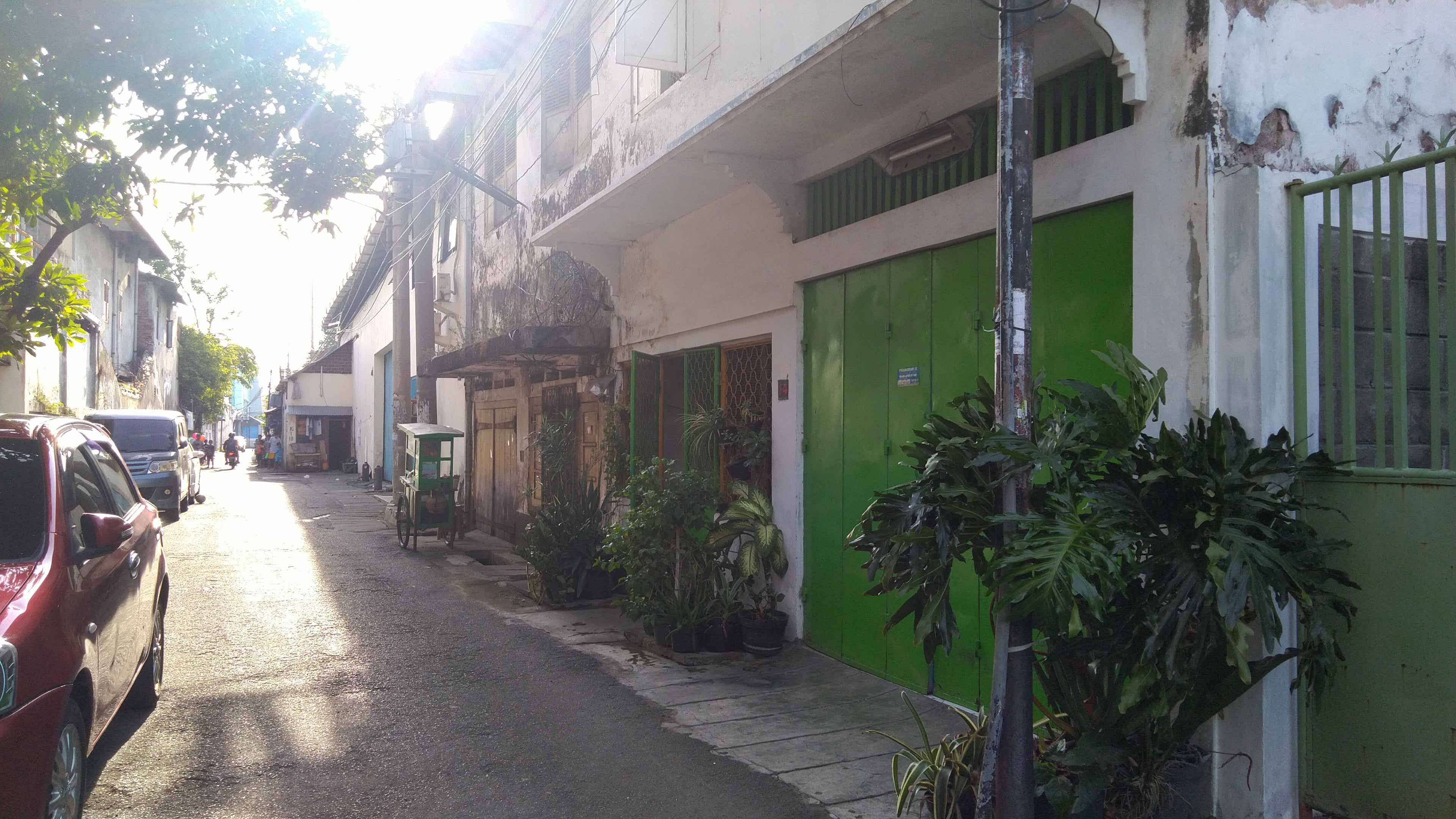 MASIH BERTAHAN: Perkampungan di Jalan Pesapen masih eksis berdampingan dengan aktivitas perdagangan. (DOK RADAR SURABAYA)