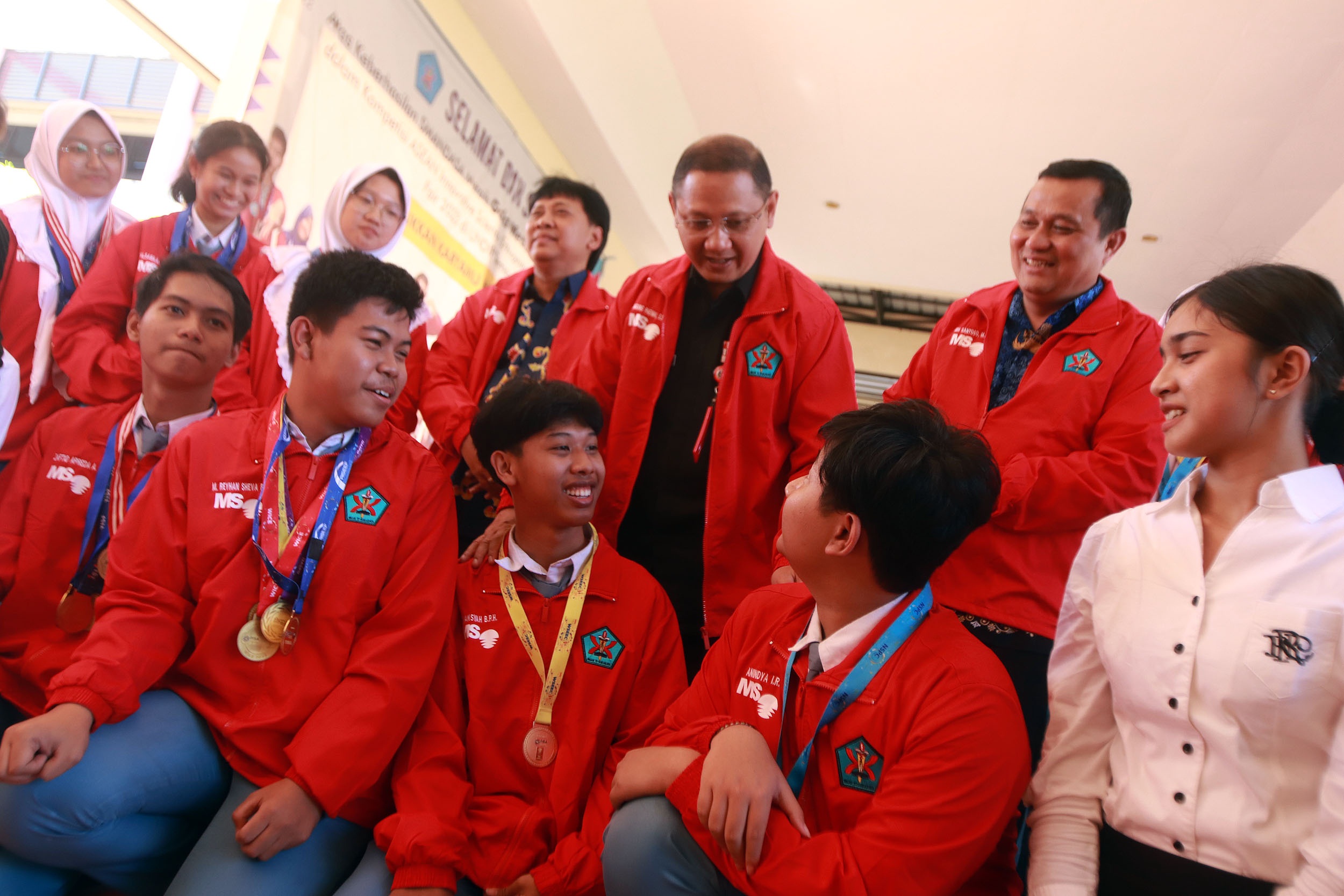 LEPAS SISWA: Kepala Dinas Pendidikan Jatim, Aries Agung Paewai, melepas siswa SMA Negeri 10 Surabaya, untuk mengikuti kompetisi sains di Korea Selatan. (ANDY SATRIA/RADAR SURABAYA)